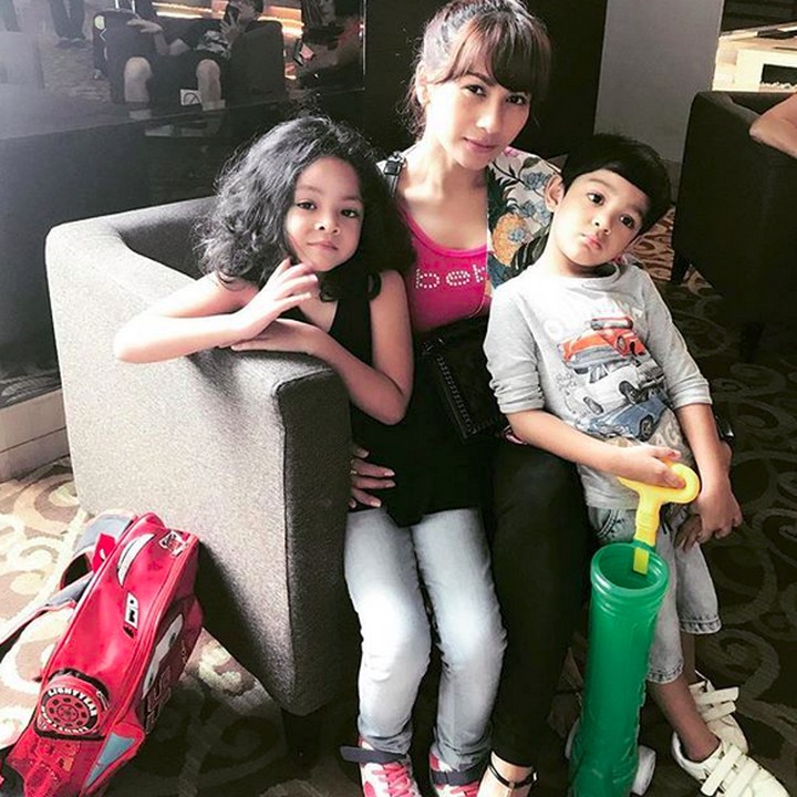 <p>Wah, Bunda Tata, Amira dan Athar mau ke mana nih? Boleh ikut nggak? He-he-he. (Foto: Instagram/ @tatajaneetaofficial)  </p>