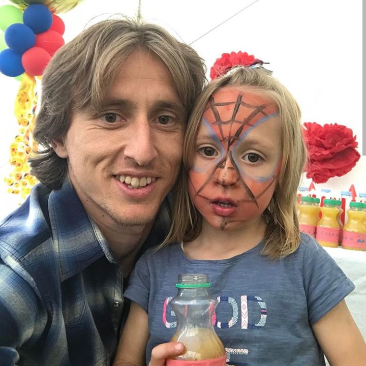 <p>Hi-hi lucu nih Ema wajahnya dilukis seperti spiderman. (Foto: Instagram @lucamodric)</p>