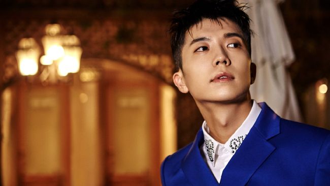 Anggota 2PM Wooyoung dilepas oleh pihak keluarga dan anggota lainnya saat akan menjalani wajib militer mulai dari Senin (9/7).