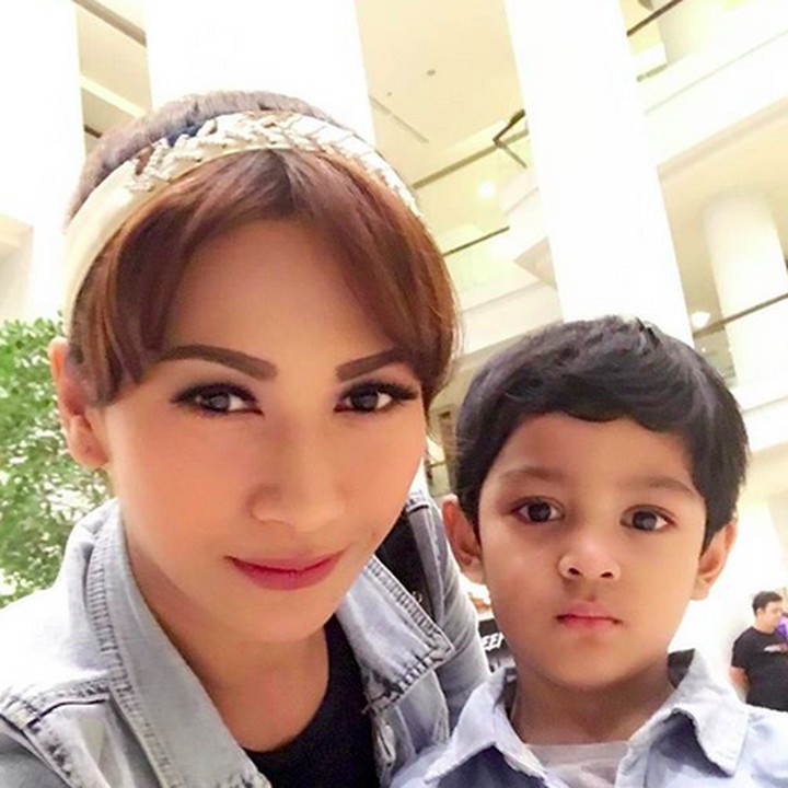 <p> Bunda Tata bersama si kecil Athar. Ganteng banget ya, Bun, Adik Athar. (Foto: Instagram/ @tatajaneetaofficial)</p>