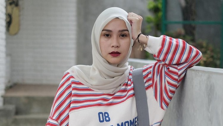 Bunda Juga Biarkan Anak Main Kotor-kotoran Seperti Zaskia Mecca? Apakah Bunda termasuk ibu yang membiarkan anaknya main air dan kotor-kotoran? Kalau iya, tos dulu dengan Zaskia Adya Mecca.