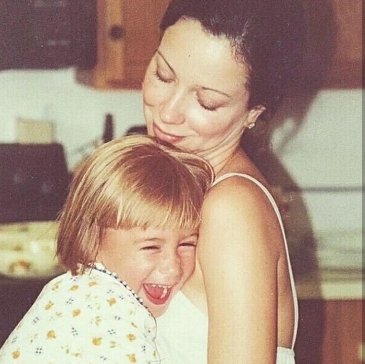<p>Keceriaan Hailey Baldwin di pelukan sang bunda, Kennya Deodato. (Foto: Instagram @haileybaldwin)</p>