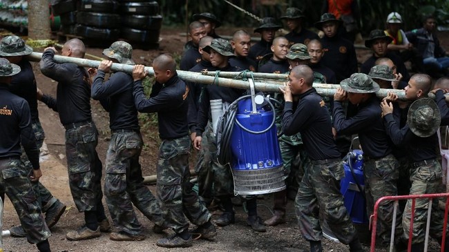 Hingga Senin (9/7) malam sudah delapan dari 12 remaja yang terjebak bersama pelatihnya di Gua Tham Luang di Thailand berhasil diselamatkan.