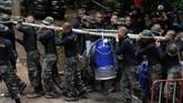 FOTO: Para Penyelamat di Goa Thailand Operasi penyelamatan 12 remaja yang terjebak di goa tidaklah mudah, kematian seorang penyelam AL Thailand pekan lalu menandaskan beratnya risiko para relawan.
