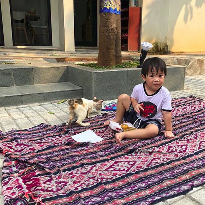 <p>Santai ala Mao: makan beralas kain. Eh, kucingnya mau ikut Mao makan nih rupanya. (Foto: Instagram/ @maomettano)  </p>