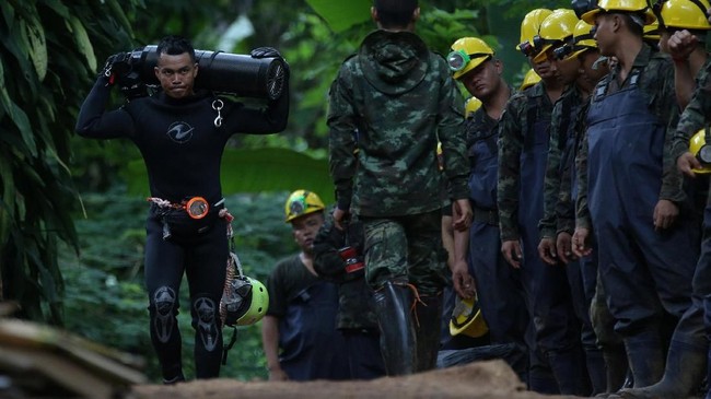 Istrai penyelam penyelamat yang tewas harus menahan duka di saat publik tengah meluapkan kebahagiaan menyambut 12 remaja Thailand yang berhasil keluar dari gua.