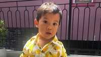 <p>Hai Bunda, aku Maomettano Luke Almachzumi, putra bungsu ayah Bimbim 'Slank' yang tahun ini genap berumur 3 tahun. (Foto: Instagram/ @maomettano)  </p>