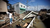 FOTO: Banjir Luluhlantakkan Jepang Hujan lebat di Jepang membawa banjir dan longsor yang menewaskan lebih dari 100 orang. Sementara itu, puluhan lainnya masih dinyatakan hilang.