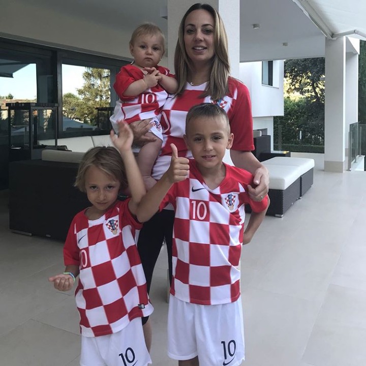 <p>Inilah suporter nomor satu Modric: sang istri, Vanja Bosnic, dan ketiga anaknya: Ivano, Ema, dan Sofia. (Foto: Instagram @lucamodric)</p>