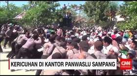 Ribuan Massa Lempari Kantor Panwaslu Sampang dengan Batu