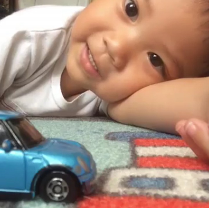 <p>Serius banget sih, Nak, main mobil-mobilannya. Boleh ikutan nggak? He-he-he. (Foto: Instagram/ @maomettano)</p>