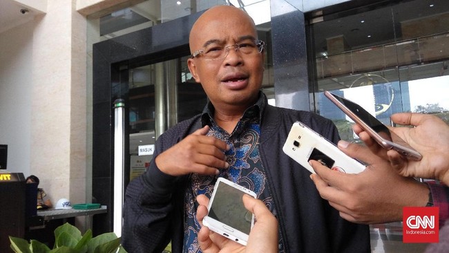 Wakil Ketua Komisi III DPR RI Desmond J. Mahesa setuju Putri Candrawathi tak ditahan karena mempertimbangkan anaknya yang masih balita.