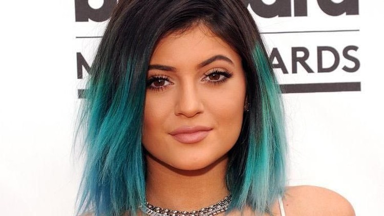 Kylie Jenner mendapat kritikan nih, Bun, lantaran telinga putrinya Stormi ditindik. Bagaimana ceritanya?
