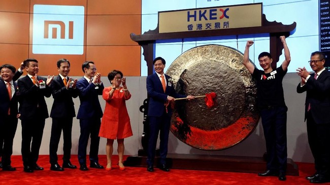 Xiaomi secara resmi melantai di bursa Hong Kong dengan penawaran 17 dolar Hong Kong per lembar saham dan menjadikan valuasi perusahaan mencapai US$54,3 miliar.