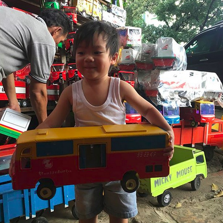 <p>Mao kuat banget ya bisa ngangkat bus TransJakarta. He-he-he. (Foto: Instagram/ @maomettano)  </p>
