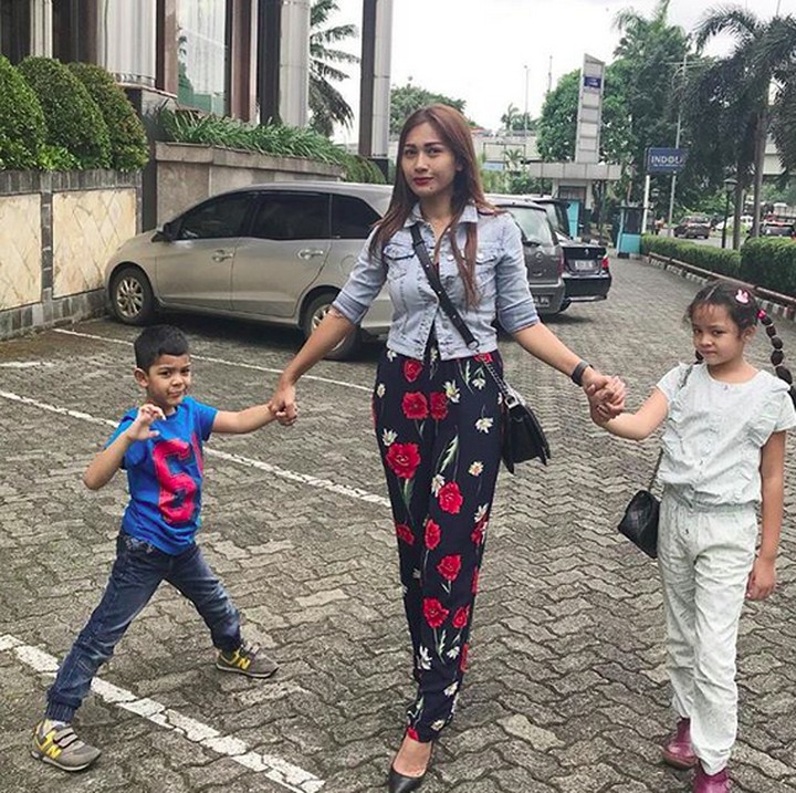 <p>Beginilah ibu dua anak, tangan kiri menggandeng si kakak, tangan kanan menggandeng si adik. He-he-he. (Foto: Instagram/ @tatajaneetaofficial)  </p>