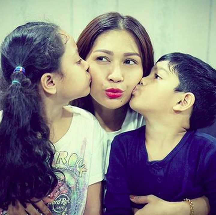 <p>Muah! Kecup sayang Amira dan Athar buat Bunda Tata. (Foto: Instagram/ @tatajaneetaofficial)  </p>
