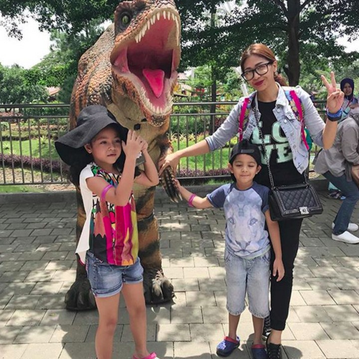 <p>Happy banget Athar dan Amira jalan-jalan bareng bunda tercinta. (Foto: Instagram/ @tatajaneetaofficial)  </p>