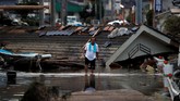 FOTO: Banjir Luluhlantakkan Jepang Hujan lebat di Jepang membawa banjir dan longsor yang menewaskan lebih dari 100 orang. Sementara itu, puluhan lainnya masih dinyatakan hilang.