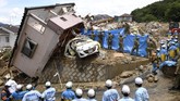 FOTO: Banjir Luluhlantakkan Jepang Hujan lebat di Jepang membawa banjir dan longsor yang menewaskan lebih dari 100 orang. Sementara itu, puluhan lainnya masih dinyatakan hilang.