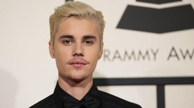 Jual Sandal Hotel, 'Dagangan' Justin Bieber Laris Manis