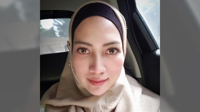 Model Fenny Steffy Burase diperiksa oleh Komisi Pemberantasan Korupsi (KPK) sebagai saksi untuk tersangka suap yang juga Gubernur Aceh Irwandi Yusuf.