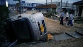 FOTO: Banjir Luluhlantakkan Jepang Hujan lebat di Jepang membawa banjir dan longsor yang menewaskan lebih dari 100 orang. Sementara itu, puluhan lainnya masih dinyatakan hilang.