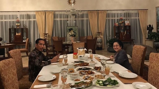 Ketum PDIP Megawati Soekanoputri menyatakan pengumuman cawapres Jokowi menunggu momen tepat. Publik diminta bersabar.