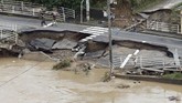 FOTO: Banjir Luluhlantakkan Jepang Hujan lebat di Jepang membawa banjir dan longsor yang menewaskan lebih dari 100 orang. Sementara itu, puluhan lainnya masih dinyatakan hilang.