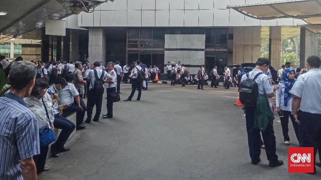 Pegawai Kemenhub, yang sudah datang dari pagi, belum bisa beraktivitas normal karena polisi masih melakukan olah tempat kejadian perkara kebakaran.