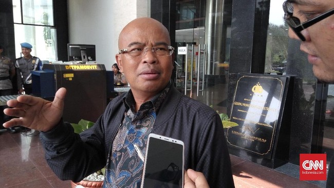 Wakil Ketua Komisi III Desmon Junaidi menilai aneh sikap Firli Bahuri yang justru meminta masyarakat melaporkan ke KPK bila tahu keberadaan Harun Masiku.