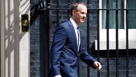 Beda Pendapat dengan PM Inggris, Menteri Brexit Mundur