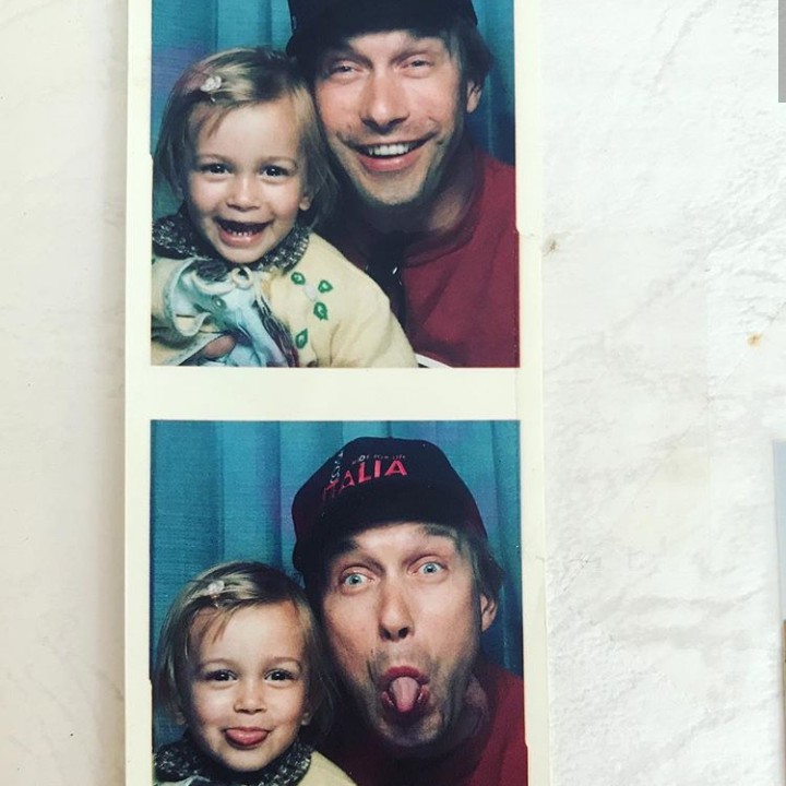 <p>Hailey adalah putri aktor Stephen Baldwin. Ini dia potret masa kecilnya bersama sang ayah. (Foto: Instagram @haileybaldwin)</p>