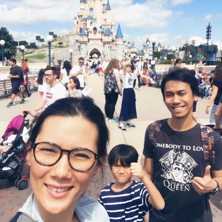 <p>Eross Candra, gitaris band 'Sheila On7' menikah dengan Sarah dan dikaruniai seorang jagoan yang diberi nama El Pitu Candra. (Foto: Instagram/sarahcandra)</p>