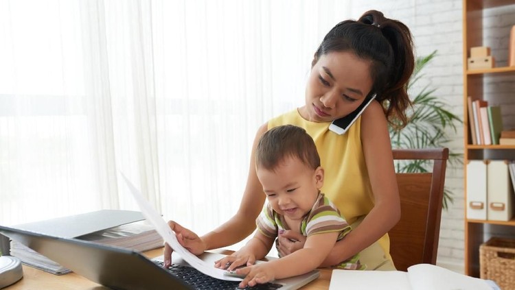 Ada manfaat yang didapat anak ketika bundanya jadi ibu bekerja. Apa saja?