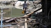 FOTO: Porak-Poranda Pasca Banjir Melanda Jepang Hujan lebat menyebabkan banjir dan tanah longsor di Jepang menewaskan lebih dari 157 orang dan memporak-porandakan kota-kota.