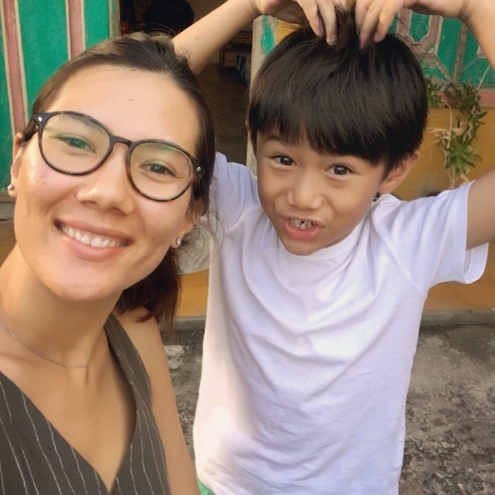 <p>Lihat deh, gaya Pitu ada-ada aja ya. He-he-he. (Foto: Instagram/sarahcandra)</p>