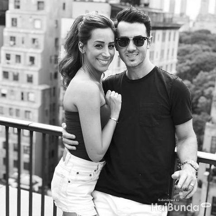 <p>Penyanyi Kevin Jonas menikah umur 22 tahun dengan Danielle Deleasa. Saat ini mereka telah menjalani pernikahan selama 9 tahun. (Foto: Instagram @kevinjonas)</p>