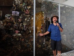 Dari Situasi COVID-19, Tisna Sanjaya Buat Karya Seni Tak Biasa