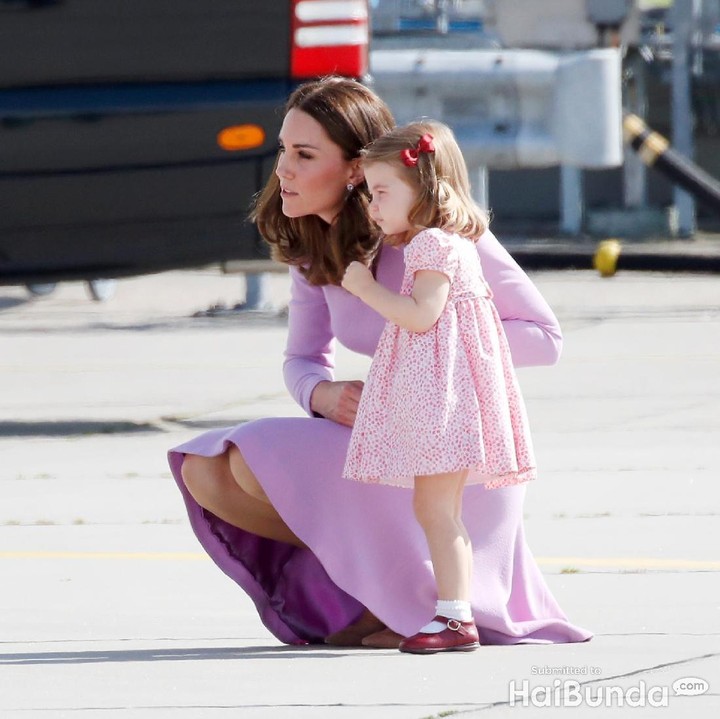 <p>Pita merah sering menempel di rambut Putri Charlotte. Cantik ya, Bun?  (Foto: Getty Images)<br /><br /></p>