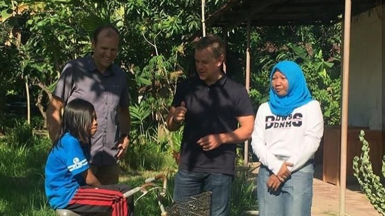 Matt Damon dikabarkan blusukan di sejumlah wilayah di Indonesia, Bun. Iya, betul, Matt Damon yang aktor Hollywood itu.
