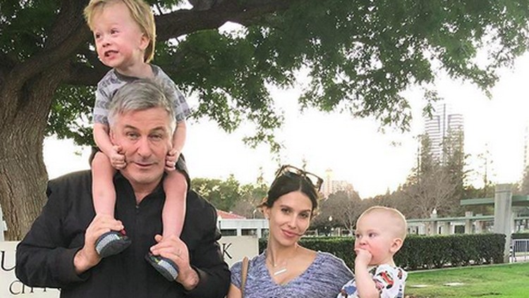 Rambut istri Alec Baldwin, Hilaria Baldwin, rontok setelah melahirkan. Bunda juga pernah mengalaminya?