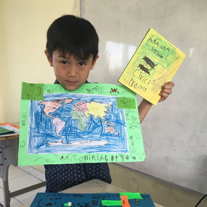 <p>Lihat Bunda, ini hasil karya Pitu. Bagus kan? (Foto: Instagram/sarahcandra)</p>