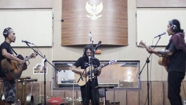 Sisir Tanah, Iksan Skuter, dan Jason Ranti mengerjakan proyek musik bersama bertajuk 'Proyek Bahaya Laten'