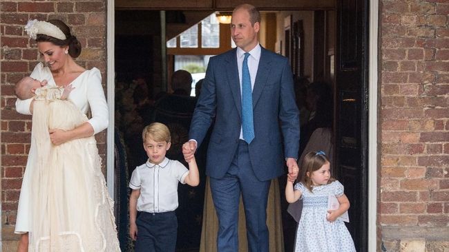Kate Middleton memilih gaun berwarna putih gading dari Alexander McQueen saat pembaptisan anak ketiganya, Pangeran Louis.