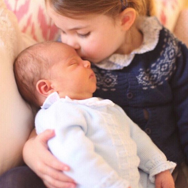 <p>Aih, sayang banget ya Putri Charlotte pada adik kecilnya, Pangeran Louis. (Foto: Instagram @kensingtonroyal)</p>
