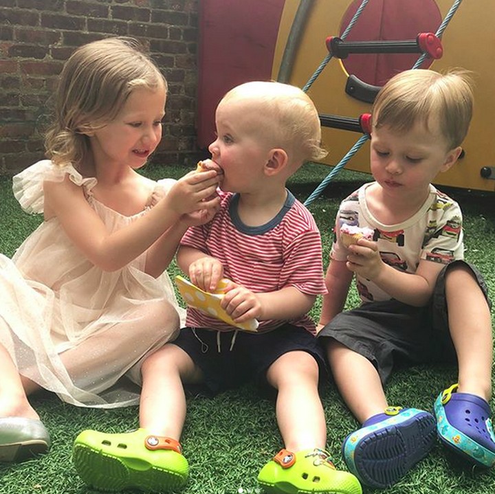 <p>Kakak Carmen sayang banget lho pada sang adik. So Sweet! (Foto: Instagram/ @hilariabaldwin)</p>