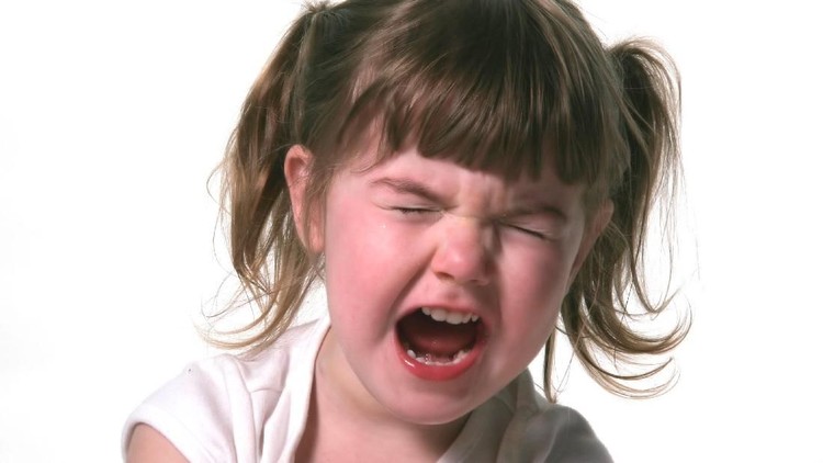 Anak tantrum memang bisa bikin orang tua serba salah. Eits, tenang, Bun. Coba atasi dengan 5 tips berikut.