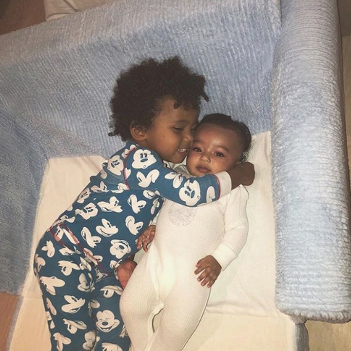 <p>Muah! Baby Chicago dapat kecupan manis dari kakak laki-lakinya, Saint West. (Foto: Instagram @kimkardashian)</p>