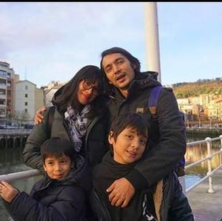 <p>Artis Abimana Aryasatya menikah pada usia 19 tahun dengan Inong Ayu. Hingga kini keduanya sudah menjalani biduk rumah tangga selama 16 tahun dan memiliki 4 anak. Saling percaya, terbuka, dan menerima adalah beberapa hal yang mendukung langgengnya pernikahan. (Foto: Instagram @inong_ayu)<br /><br /></p>